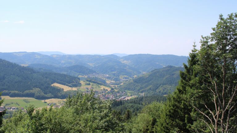 Dieses Bild zeigt eine Webcam-Aufnahme vom Achertal, aufgenommen am Samstag, den 27.06.2026 um 13:10 Uhr. Die Temperatur betrug 33.6°C.