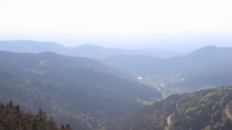 Dieses Bild zeigt eine Webcam-Aufnahme vom Achertal, aufgenommen am Freitag, den 08.05.2026 um 18:40 Uhr. Die Temperatur betrug 11.7°C.