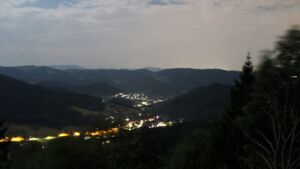 Dieses Bild zeigt eine Webcam-Aufnahme vom Achertal, aufgenommen am Montag, den 03.08.2026 um 04:00 Uhr. Die Temperatur betrug 24.3°C.