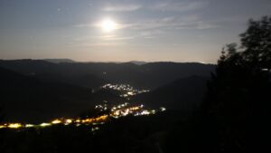 Dieses Bild zeigt eine Webcam-Aufnahme vom Achertal, aufgenommen am Donnerstag, den 23.07.2026 um 23:30 Uhr. Die Temperatur betrug 15°C.