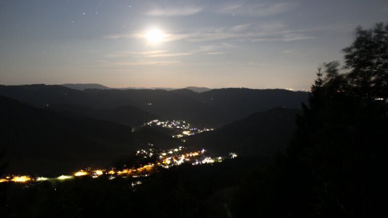 Dieses Bild zeigt eine Webcam-Aufnahme vom Achertal, aufgenommen am Donnerstag, den 23.07.2026 um 23:30 Uhr. Die Temperatur betrug 15°C.