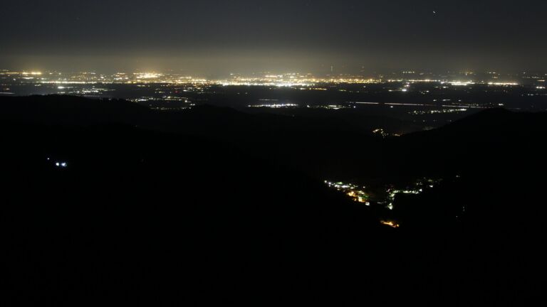 Dieses Bild zeigt eine Webcam-Aufnahme vom Achertal, aufgenommen am Donnerstag, den 23.04.2026 um 04:10 Uhr. Die Temperatur betrug 4.2°C.