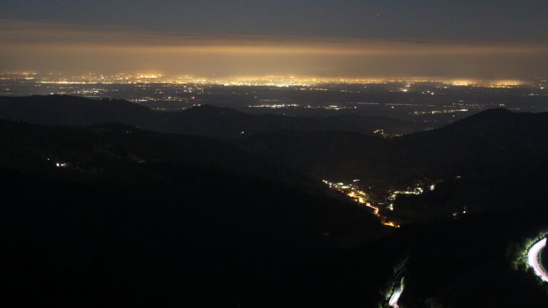 Dieses Bild zeigt eine Webcam-Aufnahme vom Achertal, aufgenommen am Samstag, den 11.10.2025 um 23:30 Uhr. Die Temperatur betrug 6.8°C.