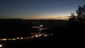 Dieses Bild zeigt eine Webcam-Aufnahme vom Achertal, aufgenommen am Dienstag, den 27.10.2026 um 18:30 Uhr. Die Temperatur betrug 15.3°C.