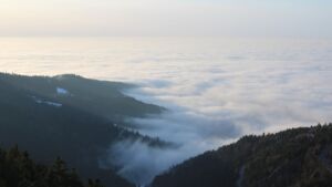 Dieses Bild zeigt eine Webcam-Aufnahme vom Achertal, aufgenommen am Sonntag, den 18.01.2026 um 16:10 Uhr. Die Temperatur betrug 4.9°C.