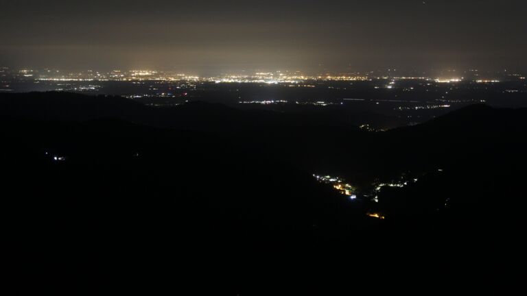 Dieses Bild zeigt eine Webcam-Aufnahme vom Achertal, aufgenommen am Sonntag, den 24.08.2025 um 03:30 Uhr. Die Temperatur betrug 9.3°C.