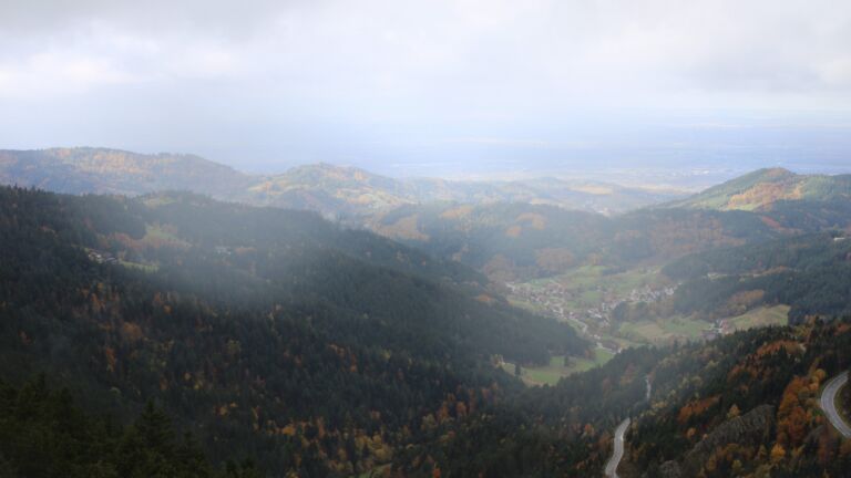 Dieses Bild zeigt eine Webcam-Aufnahme vom Achertal, aufgenommen am Freitag, den 24.10.2025 um 12:10 Uhr. Die Temperatur betrug 0.9°C.