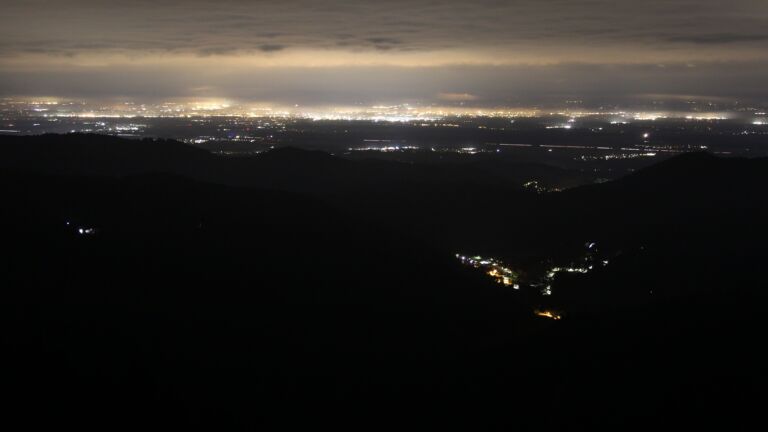 Dieses Bild zeigt eine Webcam-Aufnahme vom Achertal, aufgenommen am Freitag, den 17.10.2025 um 05:00 Uhr. Die Temperatur betrug 4.6°C.