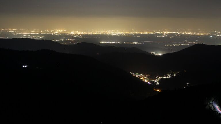 Dieses Bild zeigt eine Webcam-Aufnahme vom Achertal, aufgenommen am Donnerstag, den 19.03.2026 um 20:30 Uhr. Die Temperatur betrug 4.6°C.