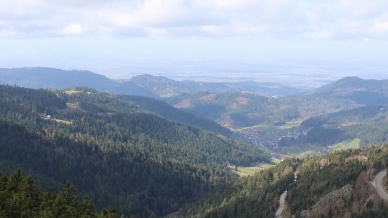 Dieses Bild zeigt eine Webcam-Aufnahme vom Achertal, aufgenommen am Donnerstag, den 12.03.2026 um 12:00 Uhr. Die Temperatur betrug 5.1°C.