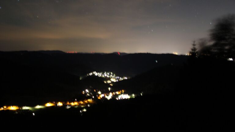 Dieses Bild zeigt eine Webcam-Aufnahme vom Achertal, aufgenommen am Samstag, den 11.07.2026 um 02:00 Uhr. Die Temperatur betrug 21.9°C.