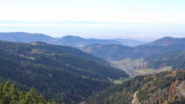 Dieses Bild zeigt eine Webcam-Aufnahme vom Achertal, aufgenommen am Mittwoch, den 05.11.2025 um 13:50 Uhr. Die Temperatur betrug 13.3°C.