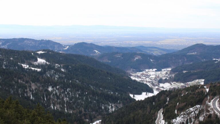 Dieses Bild zeigt eine Webcam-Aufnahme vom Achertal, aufgenommen am Dienstag, den 13.01.2026 um 13:40 Uhr. Die Temperatur betrug 6.4°C.