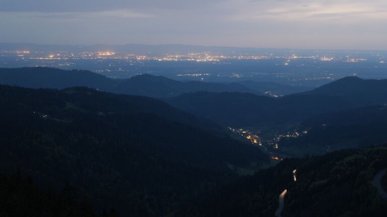 Dieses Bild zeigt eine Webcam-Aufnahme vom Achertal, aufgenommen am Freitag, den 02.05.2025 um 21:30 Uhr. Die Temperatur betrug 18.2°C.