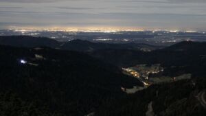 Dieses Bild zeigt eine Webcam-Aufnahme vom Achertal, aufgenommen am Samstag, den 06.12.2025 um 01:30 Uhr. Die Temperatur betrug 0.7°C.