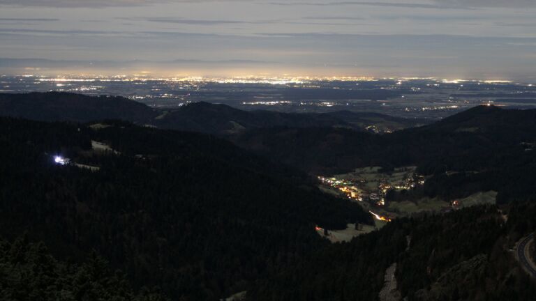 Dieses Bild zeigt eine Webcam-Aufnahme vom Achertal, aufgenommen am Samstag, den 06.12.2025 um 01:30 Uhr. Die Temperatur betrug 0.7°C.