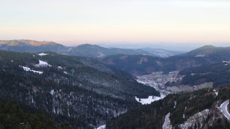 Dieses Bild zeigt eine Webcam-Aufnahme vom Achertal, aufgenommen am Sonntag, den 23.11.2025 um 08:10 Uhr. Die Temperatur betrug -1.6°C.