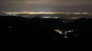 Dieses Bild zeigt eine Webcam-Aufnahme vom Achertal, aufgenommen am Samstag, den 20.12.2025 um 23:30 Uhr. Die Temperatur betrug 9.4°C.