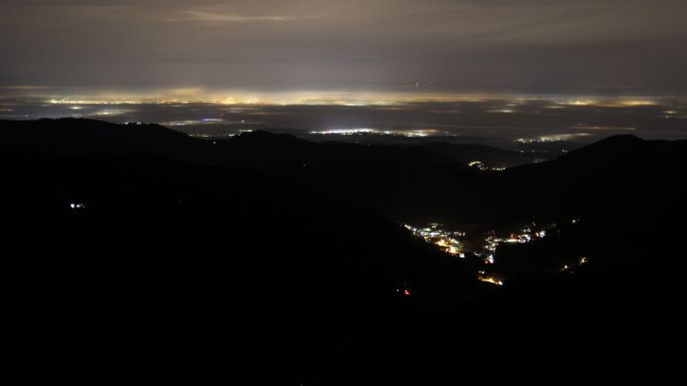 Dieses Bild zeigt eine Webcam-Aufnahme vom Achertal, aufgenommen am Samstag, den 20.12.2025 um 23:30 Uhr. Die Temperatur betrug 9.4°C.