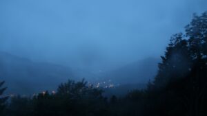Dieses Bild zeigt eine Webcam-Aufnahme vom Achertal, aufgenommen am Freitag, den 12.06.2026 um 04:50 Uhr. Die Temperatur betrug 8.3°C.