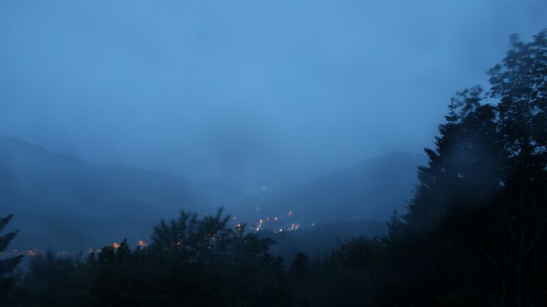 Dieses Bild zeigt eine Webcam-Aufnahme vom Achertal, aufgenommen am Freitag, den 12.06.2026 um 04:50 Uhr. Die Temperatur betrug 8.3°C.