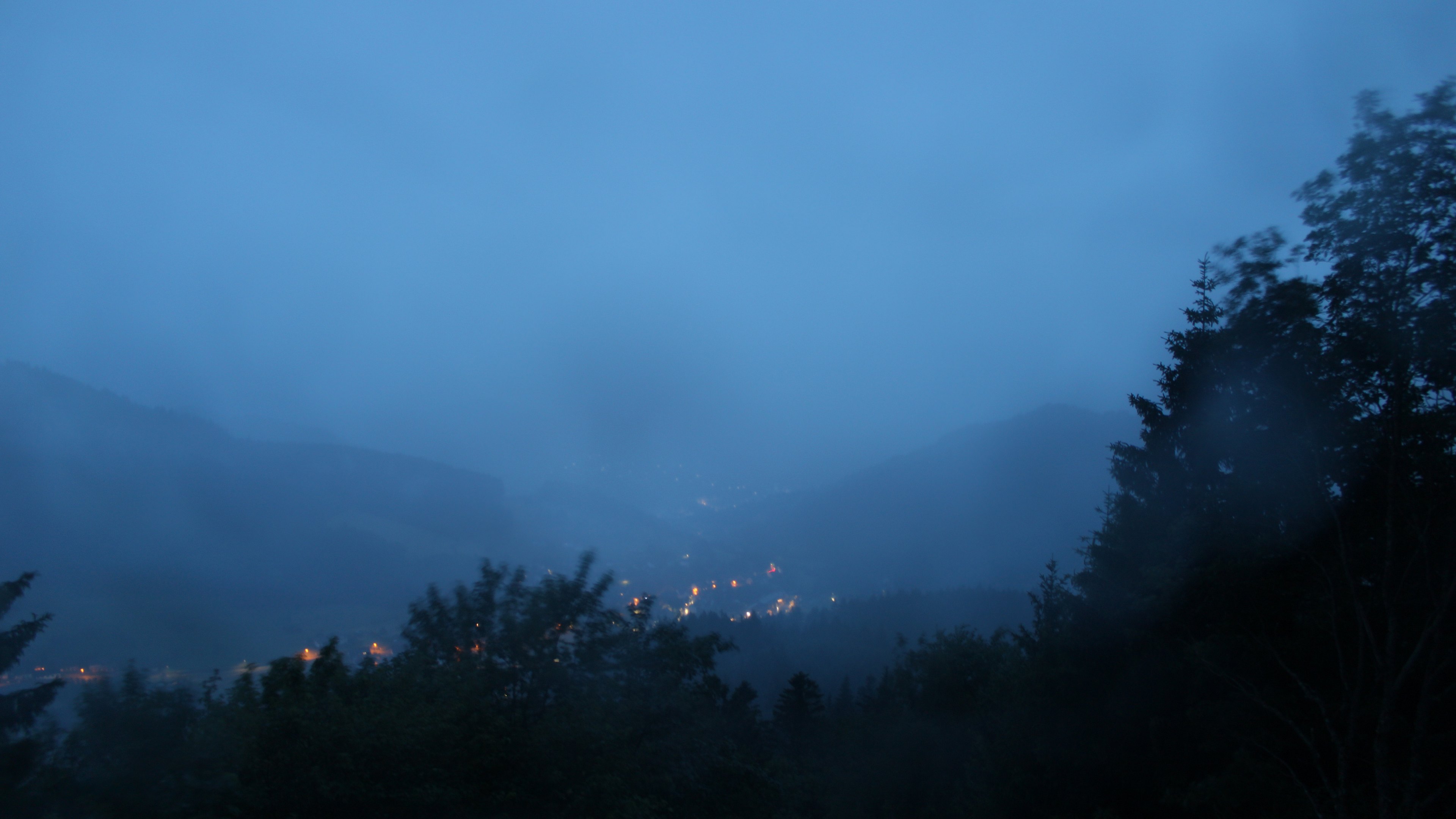 Dieses Bild zeigt eine Webcam-Aufnahme vom Achertal, aufgenommen am Freitag, den 12.06.2026 um 04:50 Uhr. Die Temperatur betrug 8.3°C.