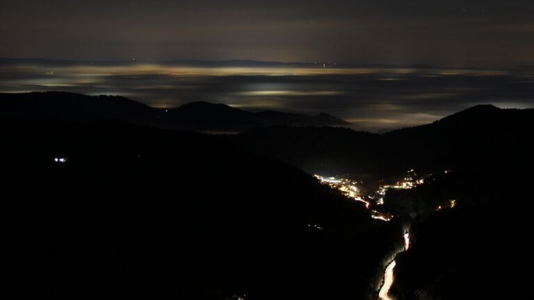 Dieses Bild zeigt eine Webcam-Aufnahme vom Achertal, aufgenommen am Dienstag, den 16.12.2025 um 06:30 Uhr. Die Temperatur betrug 8.1°C.