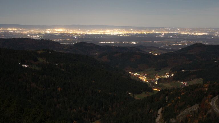 Dieses Bild zeigt eine Webcam-Aufnahme vom Achertal, aufgenommen am Dienstag, den 04.11.2025 um 21:00 Uhr. Die Temperatur betrug 12.7°C.