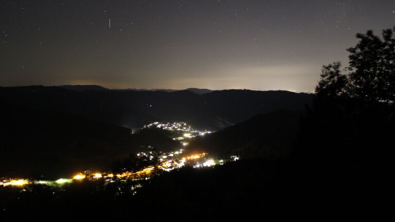 Dieses Bild zeigt eine Webcam-Aufnahme vom Achertal, aufgenommen am Montag, den 05.10.2026 um 23:30 Uhr. Die Temperatur betrug 15.7°C.