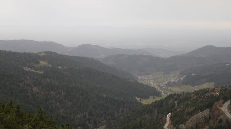 Dieses Bild zeigt eine Webcam-Aufnahme vom Achertal, aufgenommen am Freitag, den 14.11.2025 um 16:00 Uhr. Die Temperatur betrug 16.1°C.