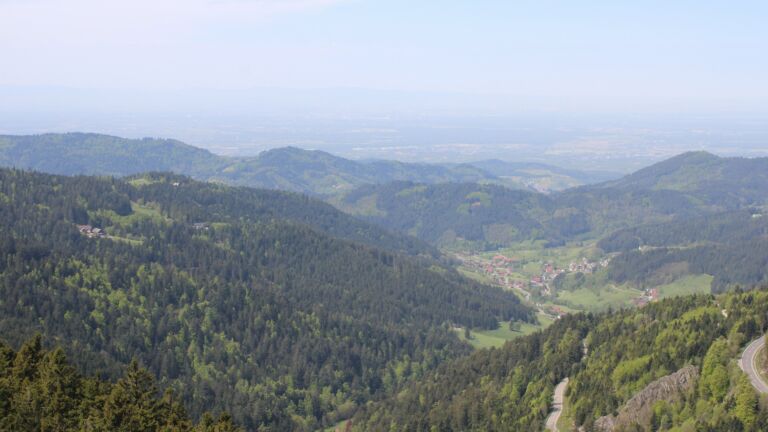 Dieses Bild zeigt eine Webcam-Aufnahme vom Achertal, aufgenommen am Dienstag, den 28.04.2026 um 12:30 Uhr. Die Temperatur betrug 13.3°C.