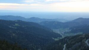 Dieses Bild zeigt eine Webcam-Aufnahme vom Achertal, aufgenommen am Dienstag, den 22.04.2025 um 20:30 Uhr. Die Temperatur betrug 9.6°C.