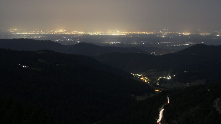 Dieses Bild zeigt eine Webcam-Aufnahme vom Achertal, aufgenommen am Mittwoch, den 13.08.2025 um 04:30 Uhr. Die Temperatur betrug 21.6°C.
