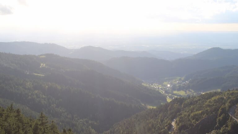 Dieses Bild zeigt eine Webcam-Aufnahme vom Achertal, aufgenommen am Samstag, den 30.08.2025 um 18:50 Uhr. Die Temperatur betrug 13.7°C.