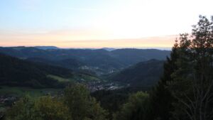 Dieses Bild zeigt eine Webcam-Aufnahme vom Achertal, aufgenommen am Donnerstag, den 15.10.2026 um 18:40 Uhr. Die Temperatur betrug 16.4°C.