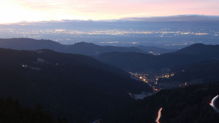 Dieses Bild zeigt eine Webcam-Aufnahme vom Achertal, aufgenommen am Donnerstag, den 01.01.2026 um 17:30 Uhr. Die Temperatur betrug -5.5°C.