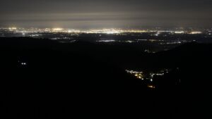 Dieses Bild zeigt eine Webcam-Aufnahme vom Achertal, aufgenommen am Freitag, den 17.04.2026 um 00:30 Uhr. Die Temperatur betrug 10.6°C.