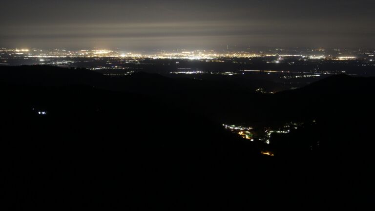 Dieses Bild zeigt eine Webcam-Aufnahme vom Achertal, aufgenommen am Freitag, den 17.04.2026 um 00:30 Uhr. Die Temperatur betrug 10.6°C.