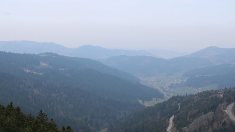 Dieses Bild zeigt eine Webcam-Aufnahme vom Achertal, aufgenommen am Montag, den 23.03.2026 um 11:40 Uhr. Die Temperatur betrug 9.2°C.