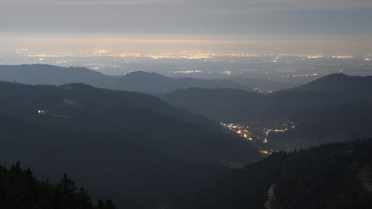 Dieses Bild zeigt eine Webcam-Aufnahme vom Achertal, aufgenommen am Mittwoch, den 04.03.2026 um 04:30 Uhr. Die Temperatur betrug 3.9°C.