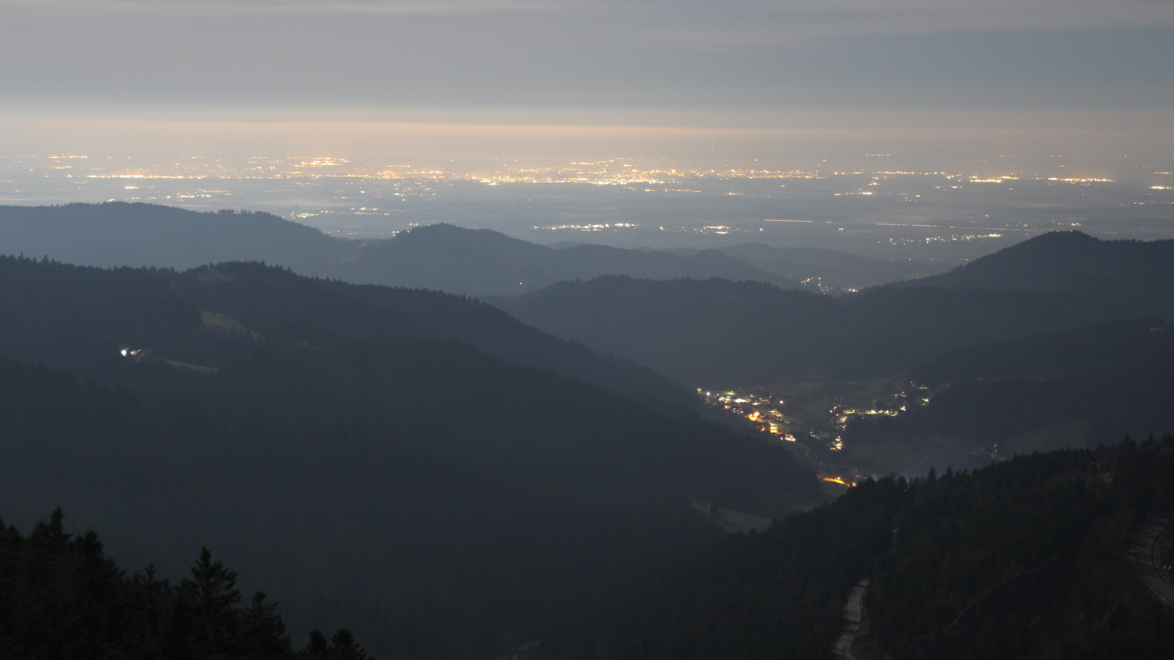 Dieses Bild zeigt eine Webcam-Aufnahme vom Achertal, aufgenommen am Mittwoch, den 04.03.2026 um 04:30 Uhr. Die Temperatur betrug 3.9°C.