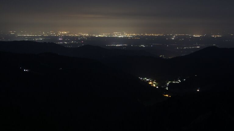 Dieses Bild zeigt eine Webcam-Aufnahme vom Achertal, aufgenommen am Sonntag, den 17.08.2025 um 02:30 Uhr. Die Temperatur betrug 12.8°C.