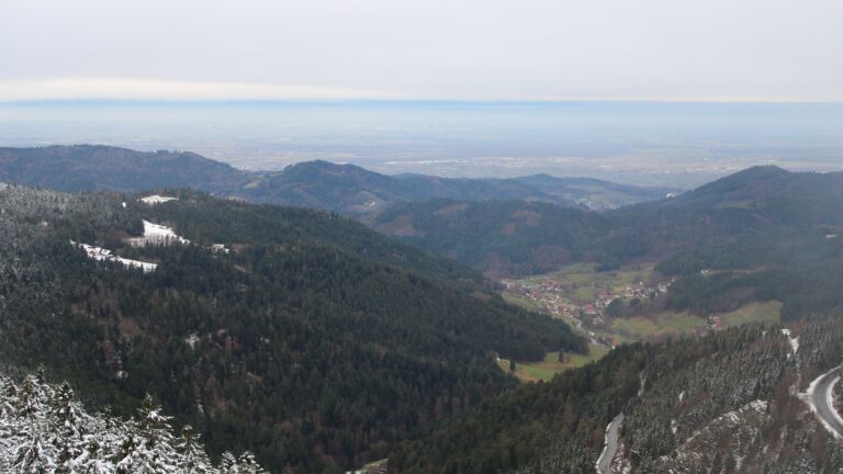 Dieses Bild zeigt eine Webcam-Aufnahme vom Achertal, aufgenommen am Freitag, den 28.11.2025 um 08:40 Uhr. Die Temperatur betrug 1.9°C.