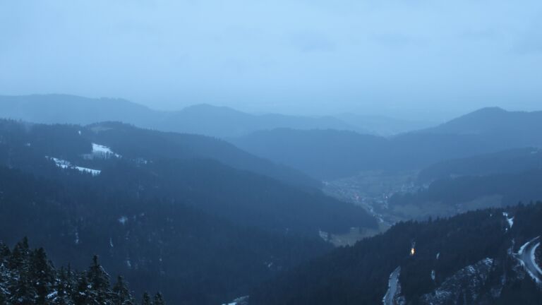 Dieses Bild zeigt eine Webcam-Aufnahme vom Achertal, aufgenommen am Dienstag, den 27.01.2026 um 17:20 Uhr. Die Temperatur betrug 2.1°C.