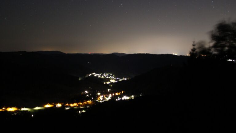 Dieses Bild zeigt eine Webcam-Aufnahme vom Achertal, aufgenommen am Mittwoch, den 12.08.2026 um 03:30 Uhr. Die Temperatur betrug 19.9°C.