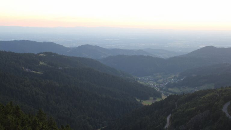 Dieses Bild zeigt eine Webcam-Aufnahme vom Achertal, aufgenommen am Samstag, den 28.06.2025 um 21:50 Uhr. Die Temperatur betrug 20.4°C.