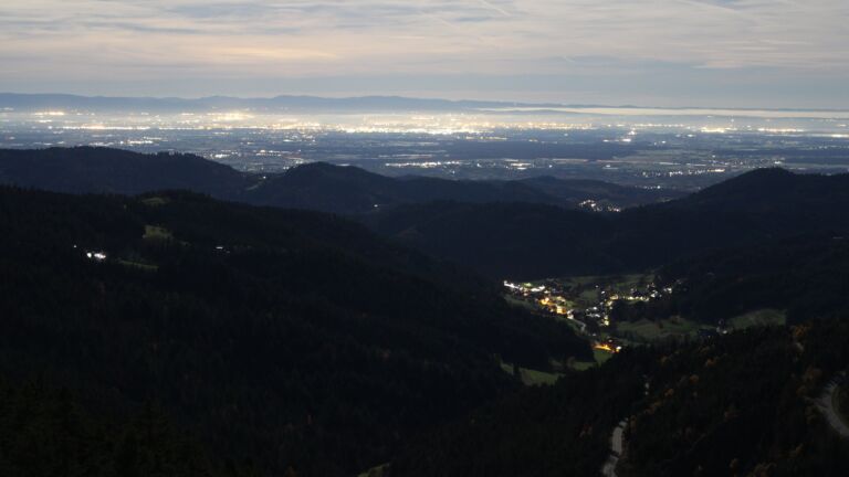 Dieses Bild zeigt eine Webcam-Aufnahme vom Achertal, aufgenommen am Mittwoch, den 05.11.2025 um 04:30 Uhr. Die Temperatur betrug 12.1°C.