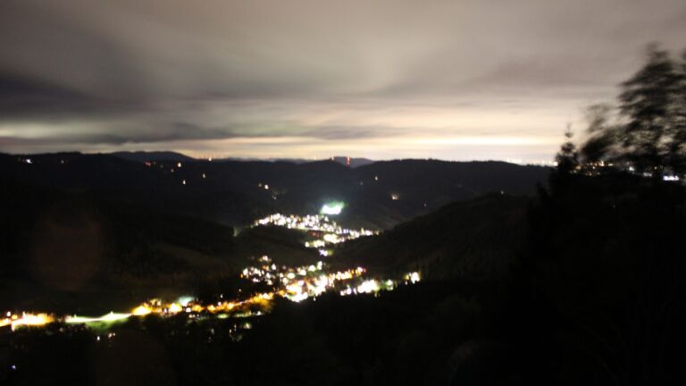 Dieses Bild zeigt eine Webcam-Aufnahme vom Achertal, aufgenommen am Freitag, den 09.10.2026 um 20:00 Uhr. Die Temperatur betrug 7.5°C.