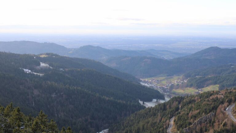 Dieses Bild zeigt eine Webcam-Aufnahme vom Achertal, aufgenommen am Mittwoch, den 19.11.2025 um 15:00 Uhr. Die Temperatur betrug -0.4°C.