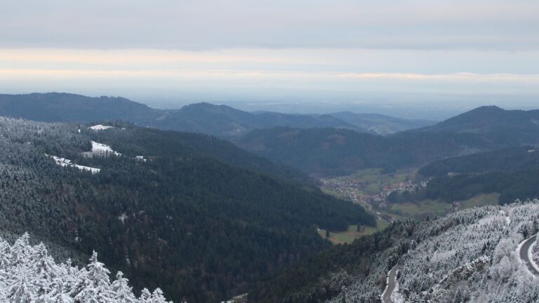 Dieses Bild zeigt eine Webcam-Aufnahme vom Achertal, aufgenommen am Donnerstag, den 27.11.2025 um 08:30 Uhr. Die Temperatur betrug -3.1°C.